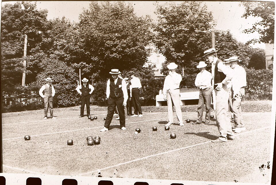 Illustration: Scoring and Game Format in Lawn Bowls Illustration: Scoring and Game Format in Lawn Bowls