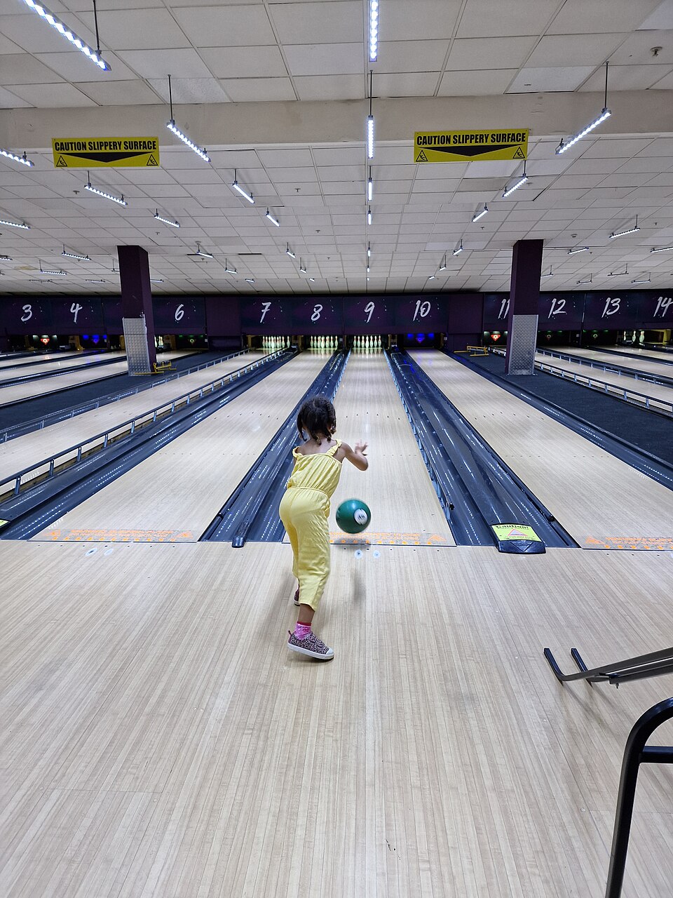 Illustration: What Makes Indoor Bowls Different from Outdoor Bowls?